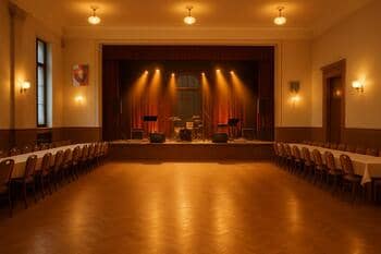 Stred: mestská sála a parket