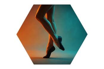 Krok tanca v šesťuholníkovej maske