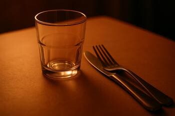 Príbory a sklo v teplom osvetlení