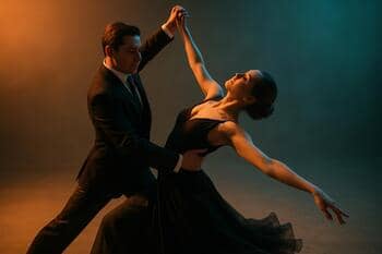 Tanečný pár v šikmom zábere