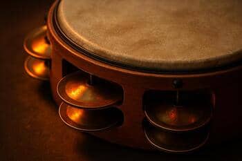 Detail tamburíny so svetelným odleskom