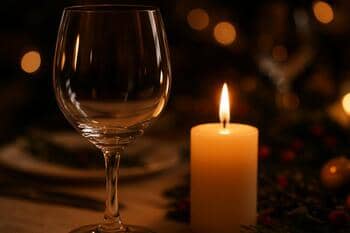 Detail pohára a sviečky na slávnostnom stole