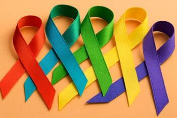 Farebné stuhy pripravené na program