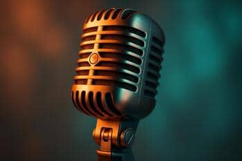 Retro mikrofón pripravený na moderovanie
